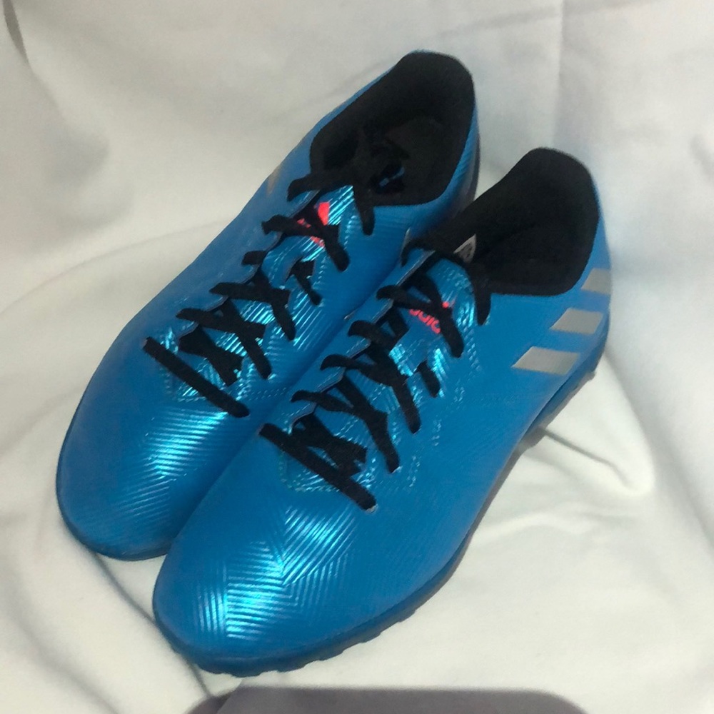 Messi 16.4 built to win indoor cleats